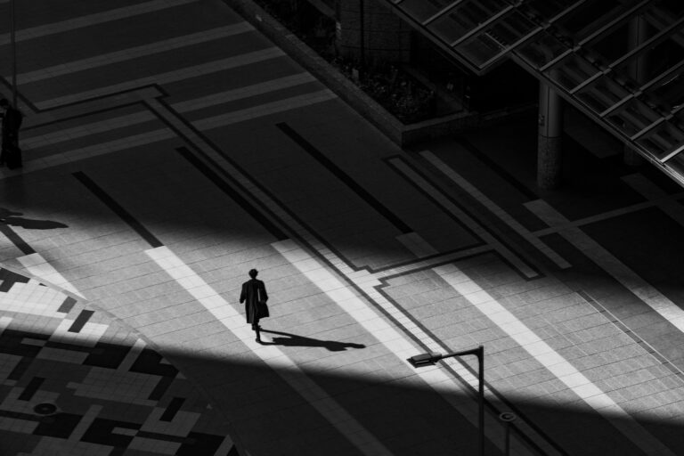 Personne qui marche au loin dans une ville