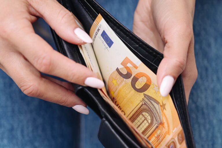 Portefeuille ouvert avec des billets de 50€
