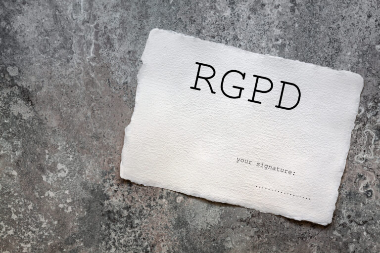 Feuille blanche avec écrit RGPD dessus